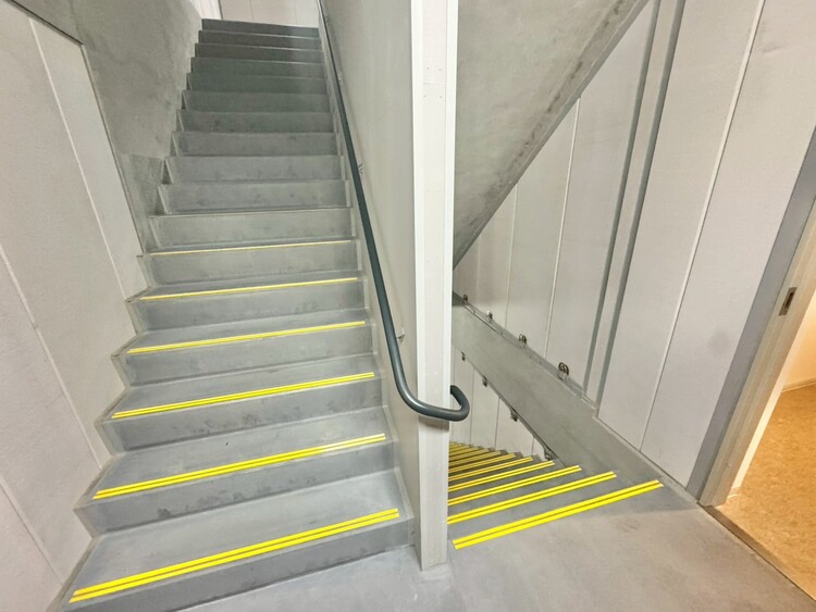 その他 共用部の階段です。明るく清潔に管理されています。