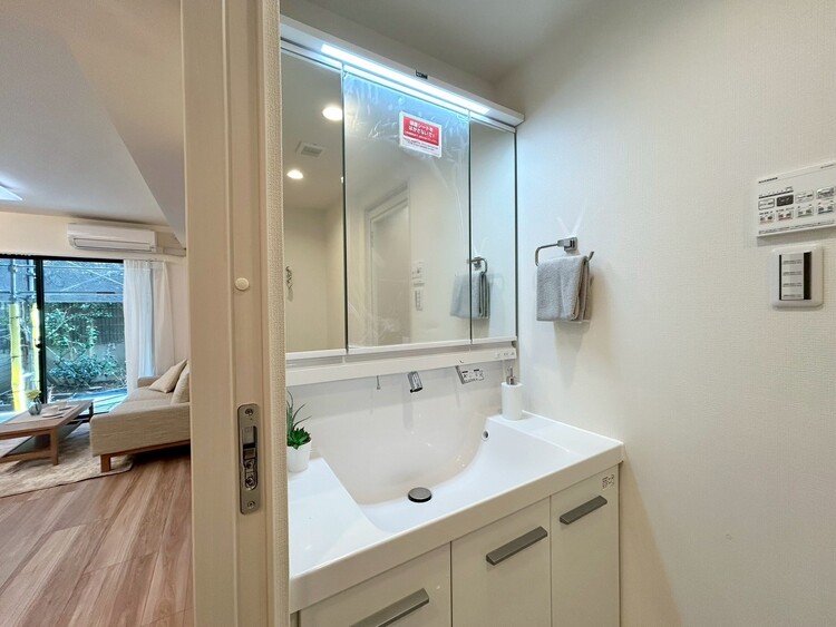 その他 清潔感を感じられる洗面化粧台。