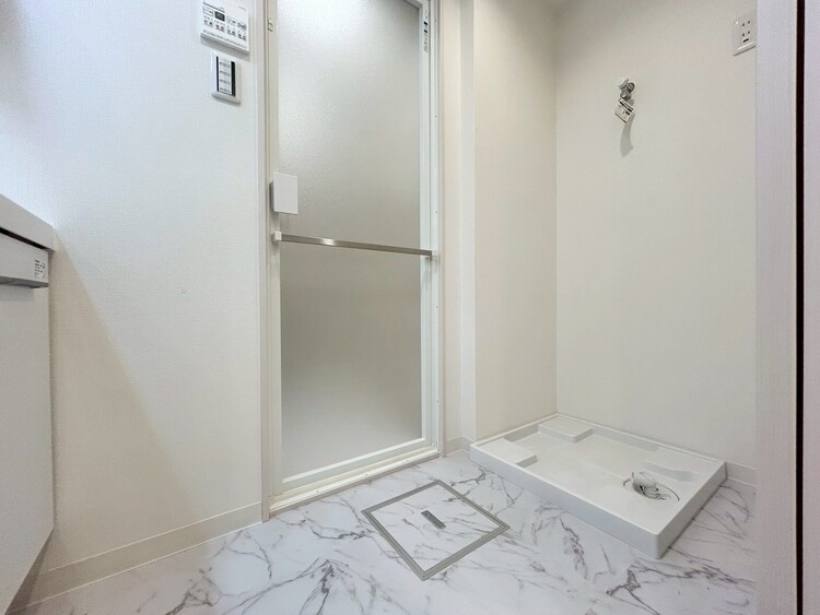 その他 十分な広さの脱衣所。