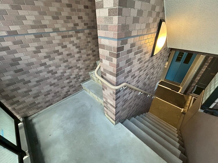 その他 共用部の階段です。明るく清潔に管理されています。