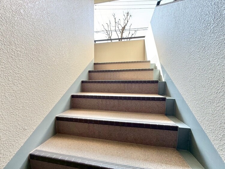 その他 共用部の階段です。明るく清潔に管理されています。