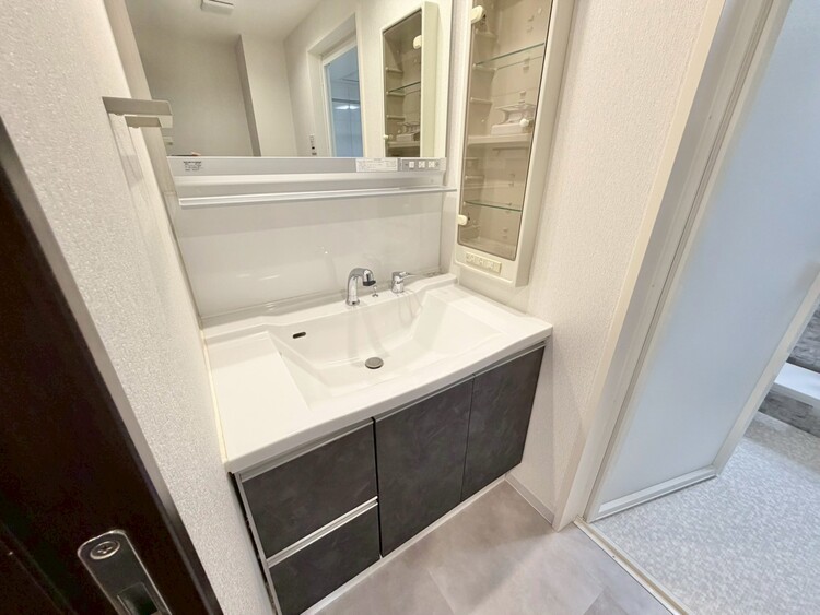 その他 清潔感を感じられる洗面化粧台。