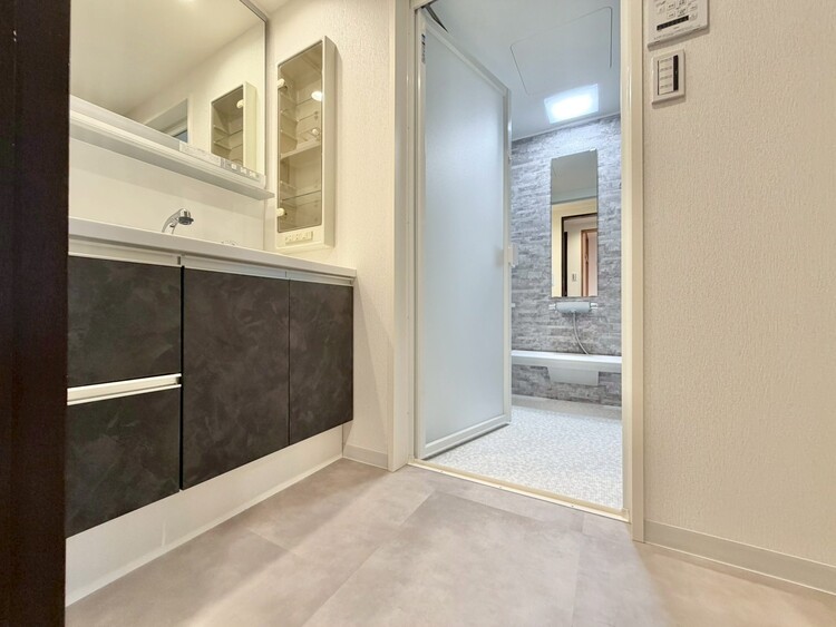 その他 十分な広さの脱衣所。