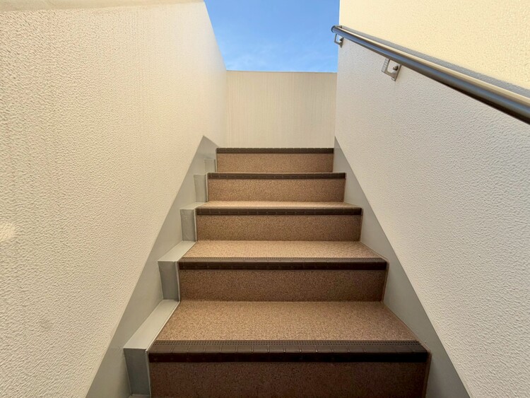 その他 共用部の階段です。明るく清潔に管理されています。