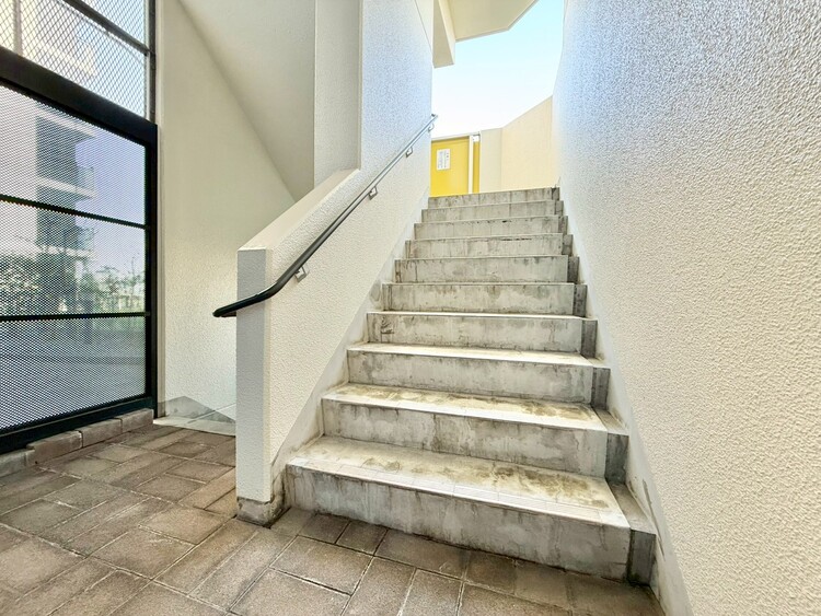 その他 共用部の階段です。明るく清潔に管理されています。