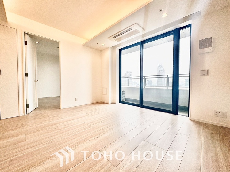 内装 ◆サンサンと◆差し込む太陽の光がこのリビングに笑いをもたらす。