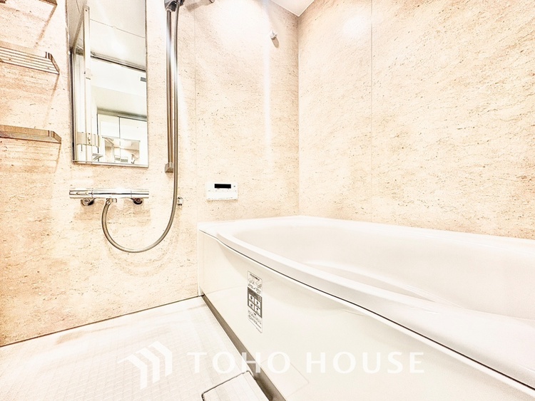 風呂 【Bathroom makes you free】疲れを翌日に残さない。そのための広々としたお風呂。足を伸ばしてさあ浸かろう。