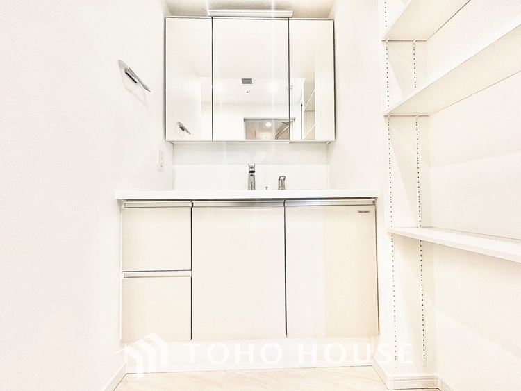 洗面 【Powderroom】広く使い勝手のよい空間と設備で演出。シンプルな使いやすさだけでなくたっぷりの収納力も実現。