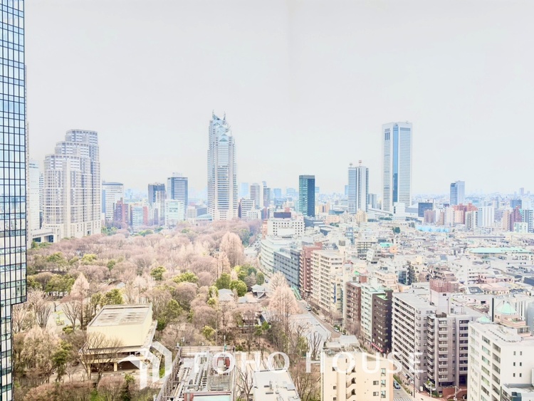 バルコニー 【the view of the sunlight】日差しと景色を取り入れつつ、プライベートな空間を演出するバルコニー