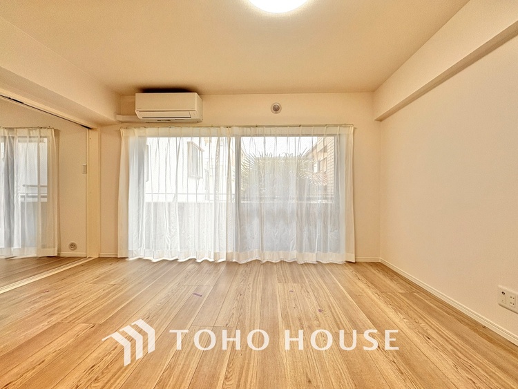 内装 居心地のいい暮らしには欠かせない眩い採光。ゆったりとした幅の窓からこの空間に降り注ぐ採光が絶えない。明るいリビングこそ居心地のいい暮らしが待っているのだと思う。