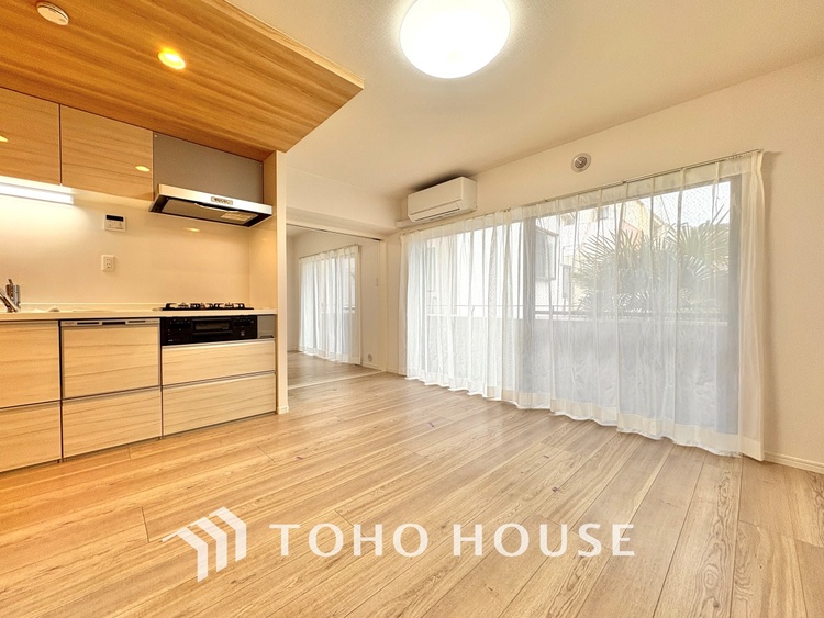 内装 叶えたかったのは落ち着きのあるナチュラルな風合い、そして開放感があるリビング。優雅な気分に浸れる幸せな時間を家族が自然と集まりたくなるこの空間で。