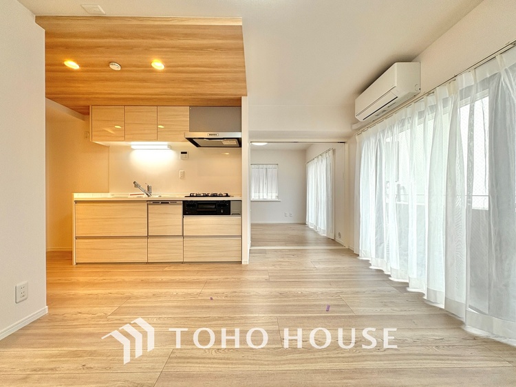 内装 ◆サンサンと◆差し込む太陽の光がこのリビングに笑いをもたらす。ソファの上のクッションがポカポカした暖気にぬくぬくと微睡んでいる。