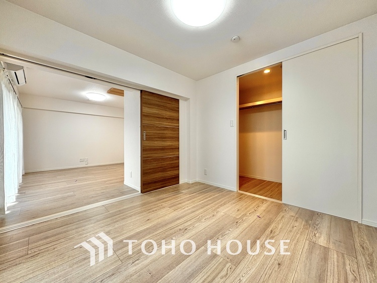 内装 使いやすく、明るい洋室に仕上がります。子供部屋や趣味のお部屋にご利用できます。ご自身で家具などを配置し、素敵な空間を創り上げられます。