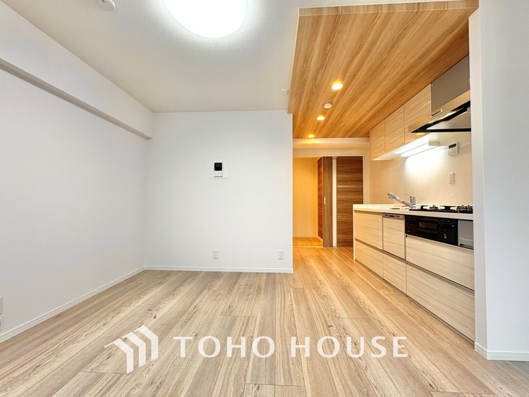 内装 ここはみんなが集い、食事と楽しい会話が始まる場所。話に夢中になりすぎて、ついつい時を忘れ、夜半過ぎになってしまう。そんな束の間の幸せを感じさせてくれます。