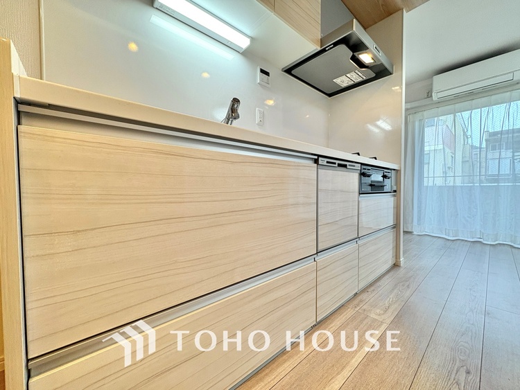 キッチン 手元の収納から、足元の収納までが全てスライド式で、奥のスペースまで有効に活用できます。奥まで上から見渡せるので、たまにしか使わない調理器具もサッと取出せます。