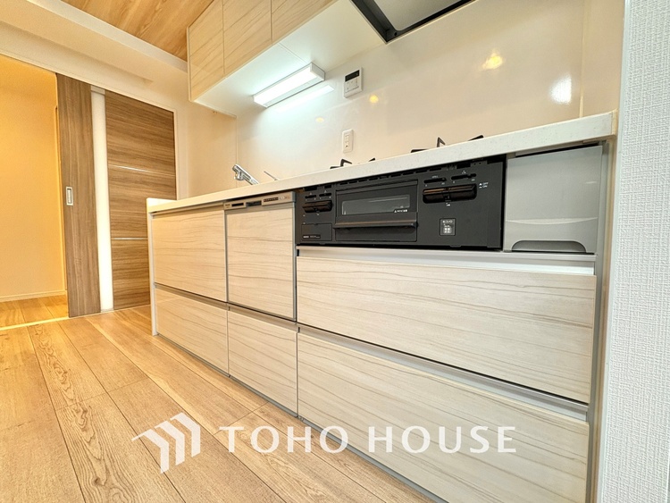 キッチン ◆愛育◆キッチンは家族の絆を育む大切な空間。シンプルで使い易いSystemKitchenで愉しく作る料理は愛情のある美味しいご馳走に。家族で使える広々としたダイニングキッチンです。