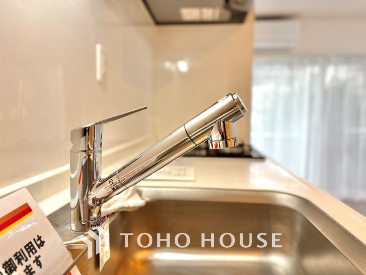 キッチン キッチンは家族の絆を育む大切な空間。シンプルで使い易いシステムキッチンで愉しく作る料理は愛情のある美味しいご馳走に。家族で使えるダイニングキッチンです。