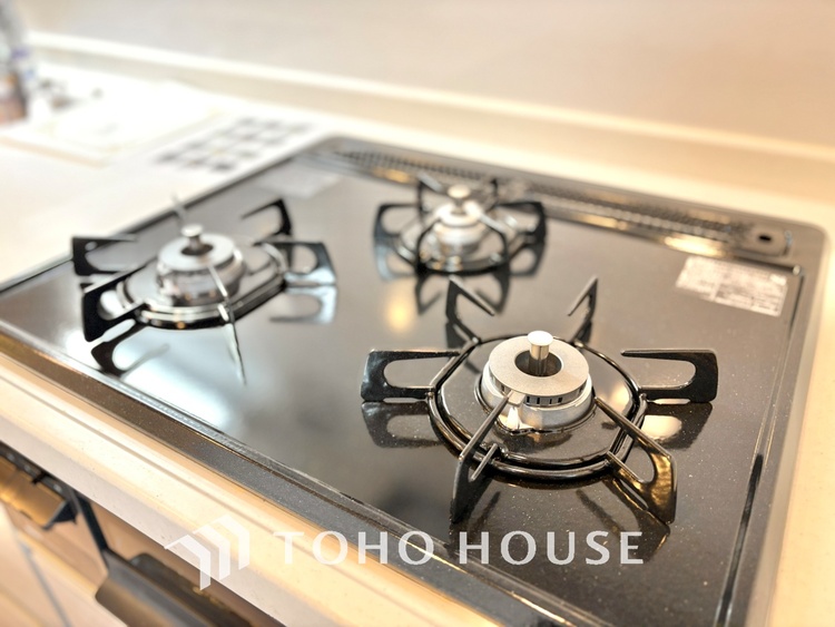 キッチン 毎日料理をする、料理が好き、家族が多くて量を作る必要がある、等の方々にとっては必須の３口コンロ。同時進行で効率アップはもちろん鍋を移動する回数が減り、無駄な動きを軽減することが出来ます。