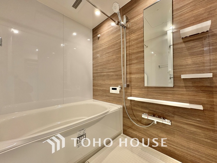 風呂 【浴室】《一日の疲れを落としてくれる場所は、落ち着く場所でなければならない》　高級感溢れるカラーと大きさ・柔らかな曲線で構成された半身浴も楽しめるバスタブが心地よさをもたらします。