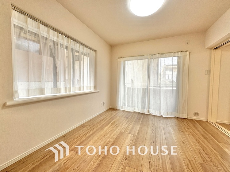 その他 採光や風通しを考えて設計された間取り。近隣との視線を考え、街全体で調整される窓位置。外観だけでなく、そこに住まうご家族の心地よさを最優先しました。