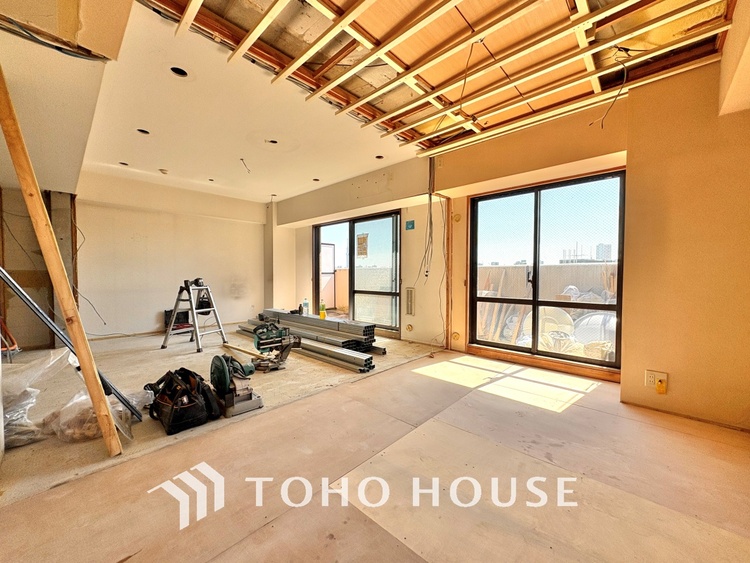 内装 ◆サンサンと◆差し込む太陽の光がこのリビングに笑いをもたらす。ソファの上のクッションがポカポカした暖気にぬくぬくと微睡んでいる。