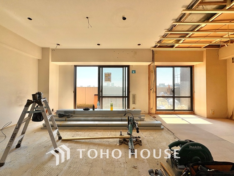 内装 叶えたかったのは落ち着きのあるナチュラルな風合い、そして開放感があるリビング。優雅な気分に浸れる幸せな時間を家族が自然と集まりたくなるこの空間で。