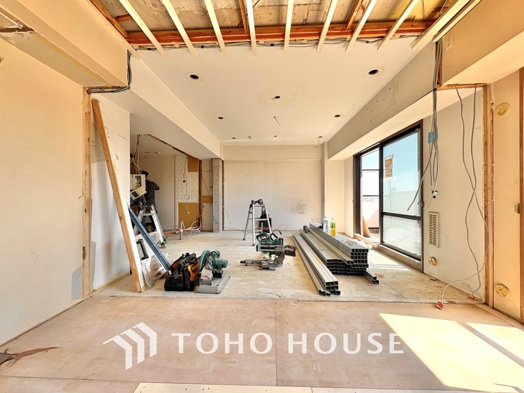 内装 ここはみんなが集い、食事と楽しい会話が始まる場所。話に夢中になりすぎて、ついつい時を忘れ、夜半過ぎになってしまう。そんな束の間の幸せを感じさせてくれます。