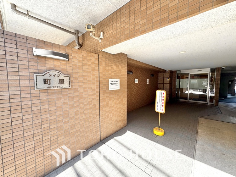 外観 居心地のいい暮らしには欠かせない眩い採光。ゆったりとした幅の窓からこの空間に降り注ぐ採光が絶えない。明るいリビングこそ居心地のいい暮らしが待っているのだと思う。