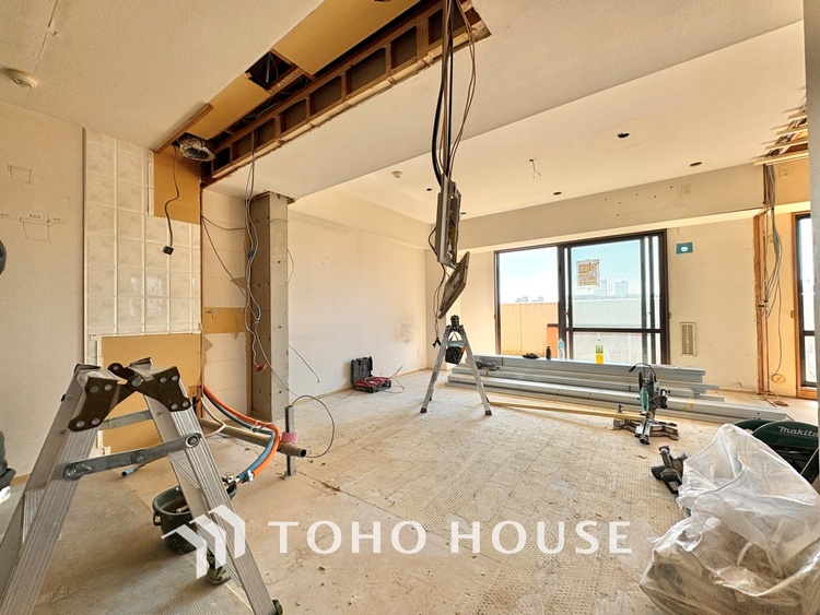 キッチン ◆愛育◆キッチンは家族の絆を育む大切な空間。シンプルで使い易いSystemKitchenで愉しく作る料理は愛情のある美味しいご馳走に。家族で使える広々としたダイニングキッチンです。