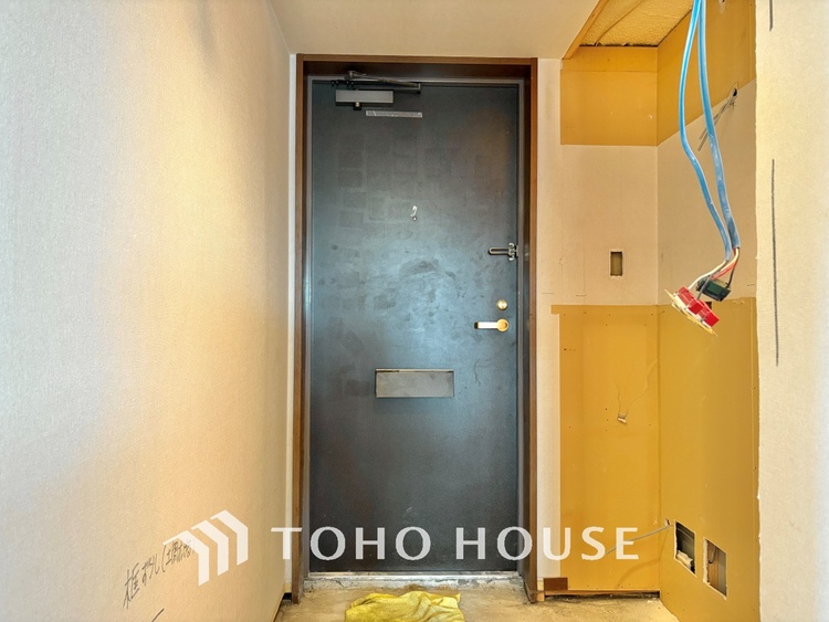 玄関 ＊配置してある家具や小物はCGによるイメージ画像です。風の通り道。舞い込んでくる風が優しく躍り、室内に爽やかな空気を運んでくる。