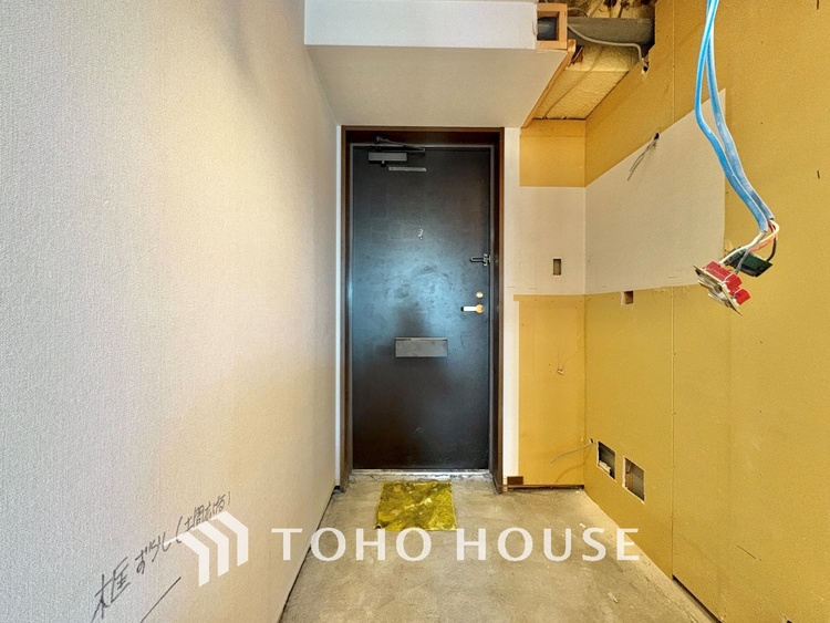 玄関 気持ちの良い朝をつくりだし、夕方には笑顔を取り戻させてくれるミラー。パウダールームはいつでも本来の自分を取り戻せる空間。明るく仕上げてあります。