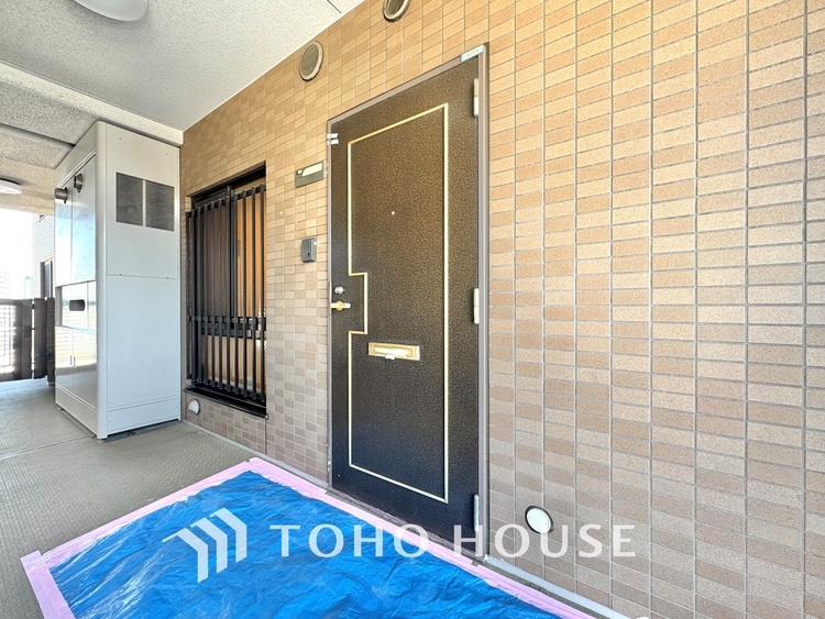 玄関 【浴室】《一日の疲れを落としてくれる場所は、落ち着く場所でなければならない》　高級感溢れるカラーと大きさ・柔らかな曲線で構成された半身浴も楽しめるバスタブが心地よさをもたらします。