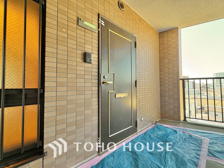 玄関 清潔感あるホワイト調のクロスと温もり溢れるモダンカラーの床材が見事に調和した本邸宅は、毎日の生活を少しでも快適に過ごして頂ける様に落ち着いた雰囲気作りから行っています。