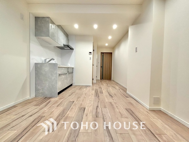 内装 【living】居心地のいい暮らしには欠かせない眩い採光。ゆったりとした幅の窓からこの空間に降り注ぐ採光が絶えない。明るいリビングこそ居心地のいい暮らしが待っているのだと思う。