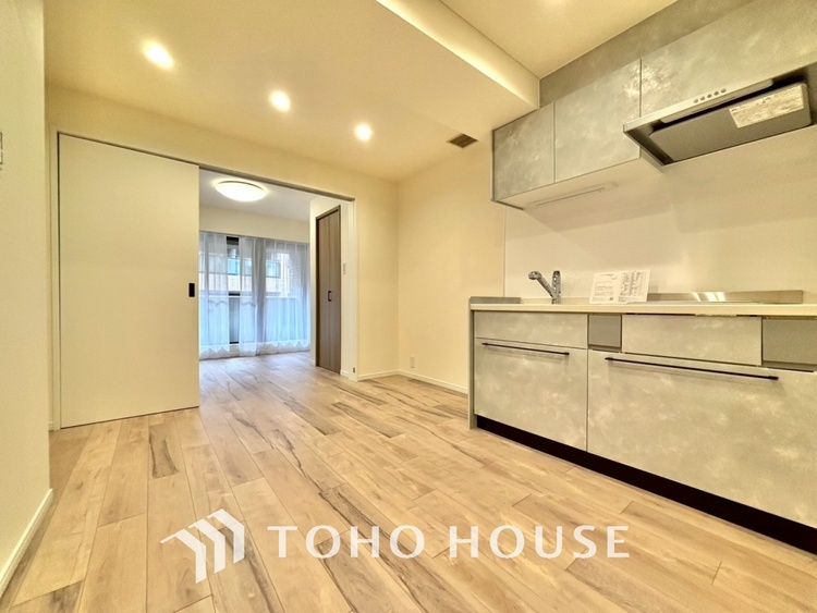 内装 叶えたかったのは落ち着きのあるナチュラルな風合い、そして開放感があるリビング。優雅な気分に浸れる幸せな時間を家族が自然と集まりたくなるこの空間で。