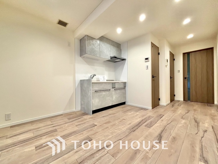 内装 ◆瀟洒な空間◆落ち着いた小棚や室内の緑光、アクセントのある彩が見事に調和させた瀟洒なリビングルーム。ここに集まる家族の会話と笑顔が絶え間なく続く幸せな空間。