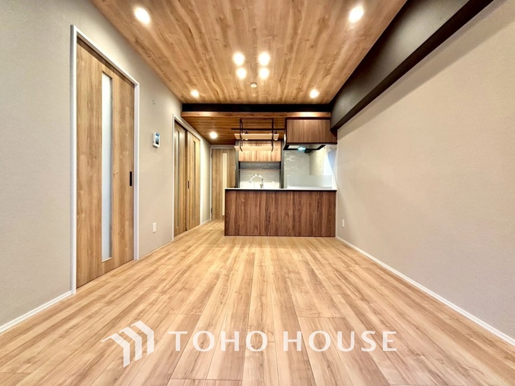 内装 居心地のいい暮らしには欠かせない眩い採光。ゆったりとした幅の窓からこの空間に降り注ぐ採光が絶えない。明るいリビングこそ居心地のいい暮らしが待っているのだと思う。