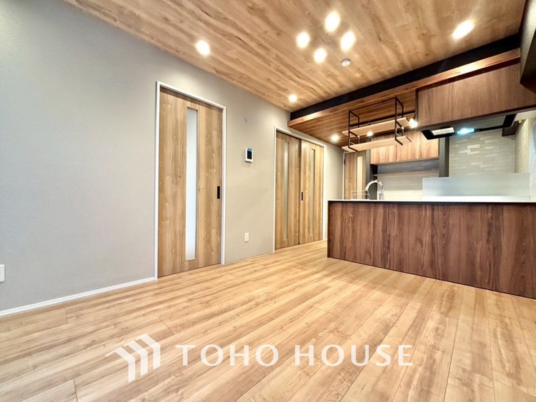 内装 叶えたかったのは落ち着きのあるナチュラルな風合い、そして開放感があるリビング。優雅な気分に浸れる幸せな時間を家族が自然と集まりたくなるこの空間で。