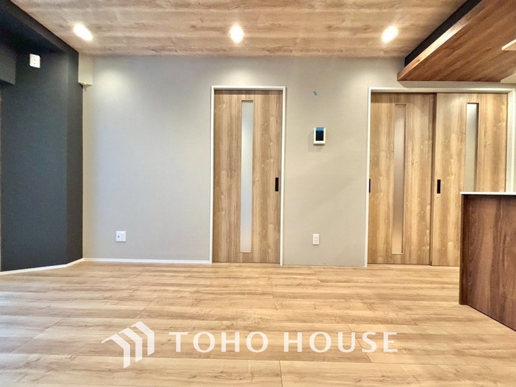 内装 ◆サンサンと◆差し込む太陽の光がこのリビングに笑いをもたらす。ソファの上のクッションがポカポカした暖気にぬくぬくと微睡んでいる。