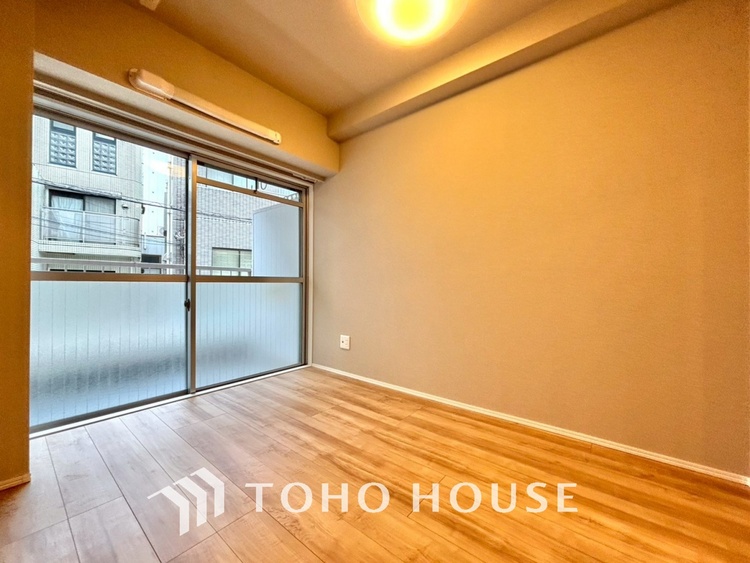 内装 使いやすく、明るい洋室に仕上がります。子供部屋や趣味のお部屋にご利用できます。ご自身で家具などを配置し、素敵な空間を創り上げられます。