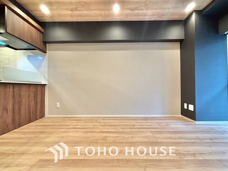 内装 ここはみんなが集い、食事と楽しい会話が始まる場所。話に夢中になりすぎて、ついつい時を忘れ、夜半過ぎになってしまう。そんな束の間の幸せを感じさせてくれます。