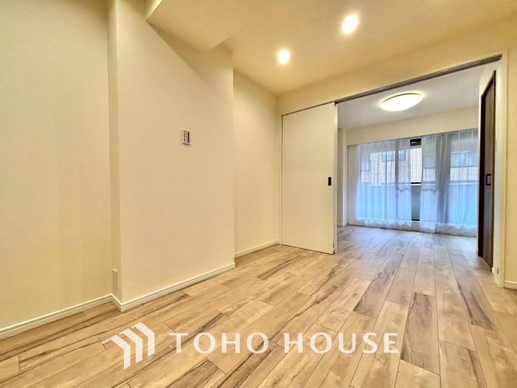 内装 ◆瀟洒な空間◆落ち着いた小棚や室内の緑光、アクセントのある彩が見事に調和させた瀟洒なリビングルーム。ここに集まる家族の会話と笑顔が絶え間なく続く幸せな空間。