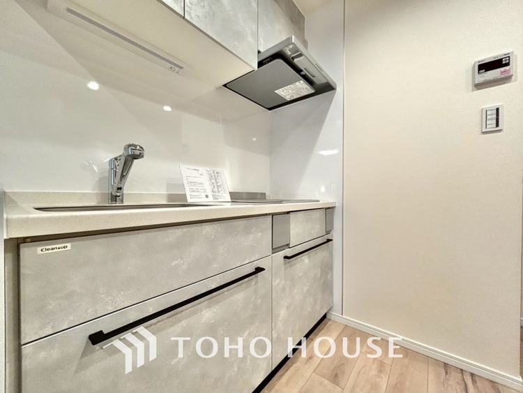 キッチン 手元の収納から、足元の収納までが全てスライド式で、奥のスペースまで有効に活用できます。奥まで上から見渡せるので、たまにしか使わない調理器具もサッと取出せます。