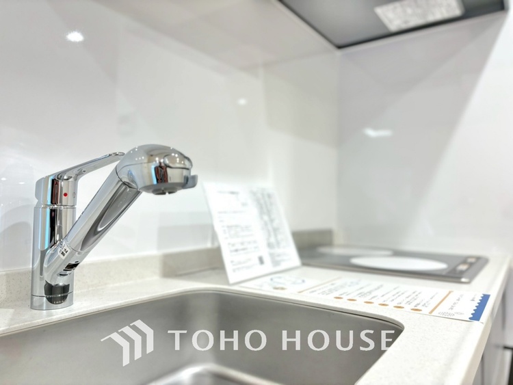 キッチン キッチンは家族の絆を育む大切な空間。シンプルで使い易いシステムキッチンで愉しく作る料理は愛情のある美味しいご馳走に。家族で使える対面式キッチンです。