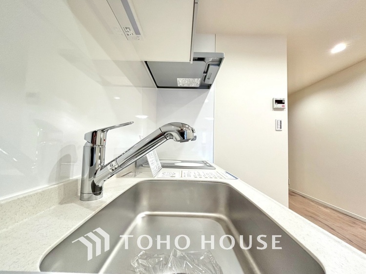 キッチン 広々としたキッチンのシンクは、料理の準備と片付けを楽にし、使いやすさを最大限に引き立てます。