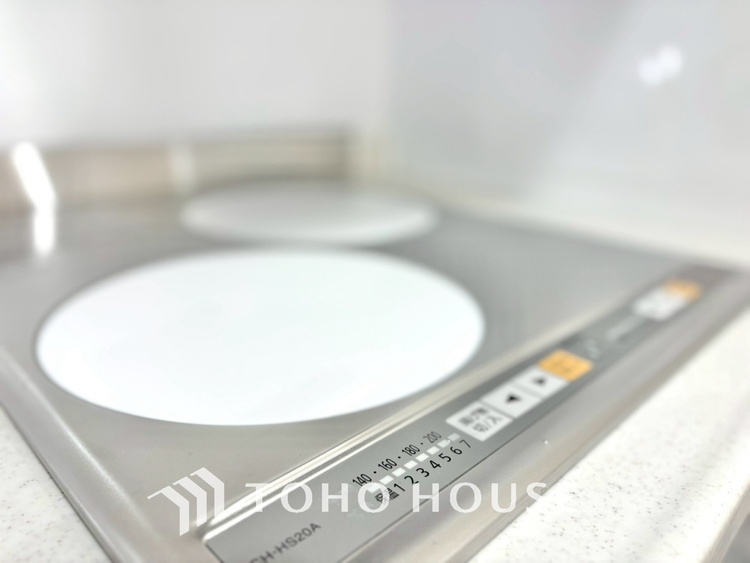 キッチン キッチンは家族の絆を育む大切な空間。シンプルで使い易いシステムキッチンで愉しく作る料理は愛情のある美味しいご馳走に。家族で使える対面式キッチンです。