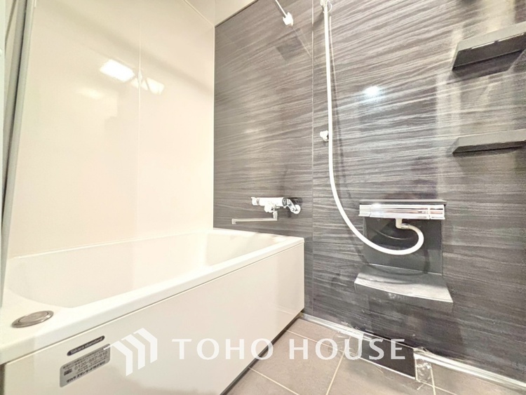 風呂 【浴室】《一日の疲れを落としてくれる場所は、落ち着く場所でなければならない》　高級感溢れるカラーと大きさ・柔らかな曲線で構成された半身浴も楽しめるバスタブが心地よさをもたらします。