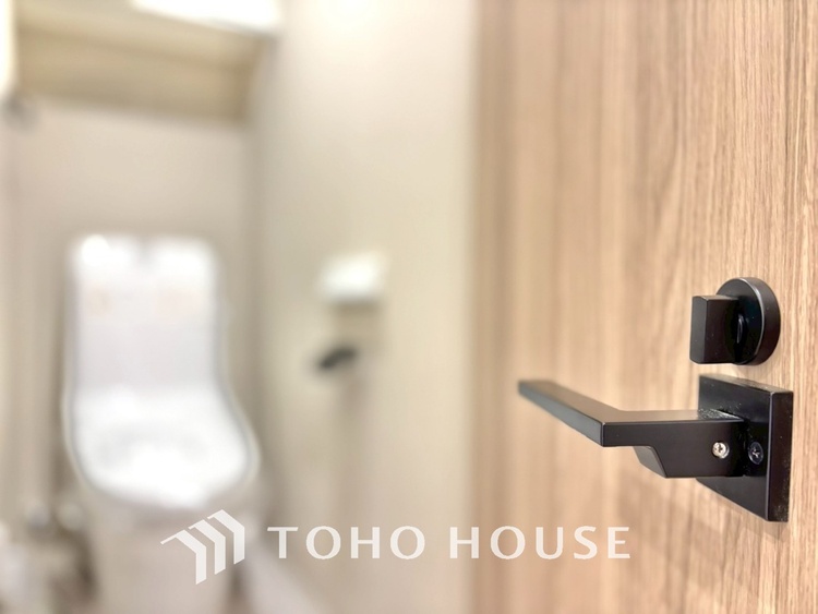 トイレ 清潔感あるホワイト調のクロスと温もり溢れるモダンカラーの床材が見事に調和した本邸宅は、毎日の生活を少しでも快適に過ごして頂ける様に落ち着いた雰囲気作りから行っています。