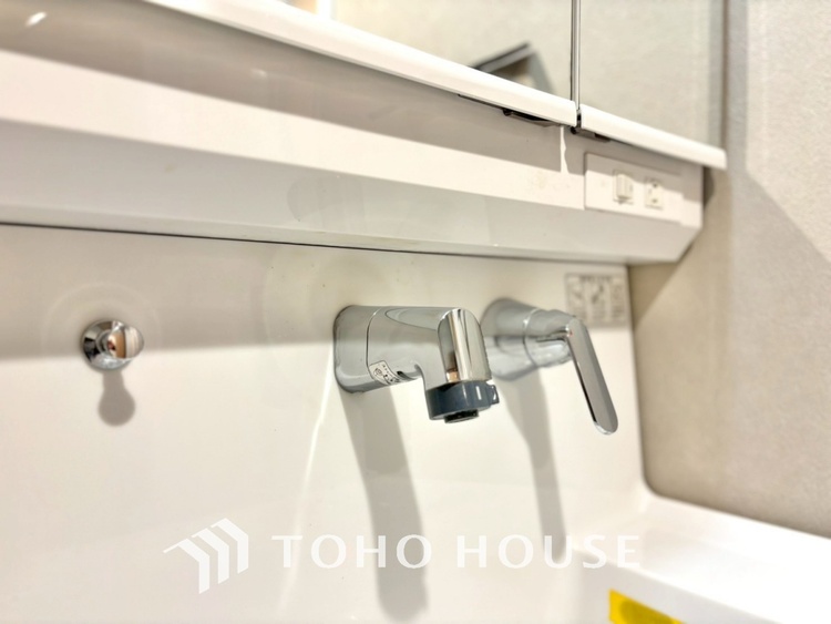 洗面 気持ちの良い朝をつくりだし、夕方には笑顔を取り戻させてくれるミラー。パウダールームはいつでも本来の自分を取り戻せる空間。明るく仕上げてあります。