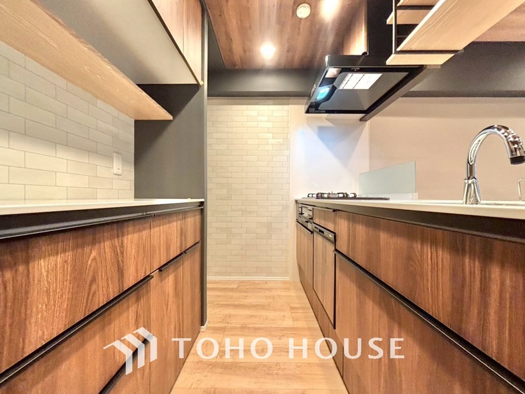 キッチン 手元の収納から、足元の収納までが全てスライド式で、奥のスペースまで有効に活用できます。奥まで上から見渡せるので、たまにしか使わない調理器具もサッと取出せます。